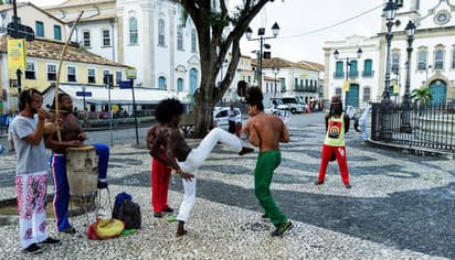 Capoeira på et historisk torg i Brasil med musikk og bevegelse under utveksling i Brasil.