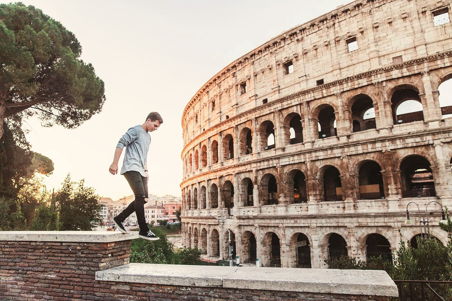 Student foran Colosseum under utveksling i Italia, med fokus på kultur og byliv.