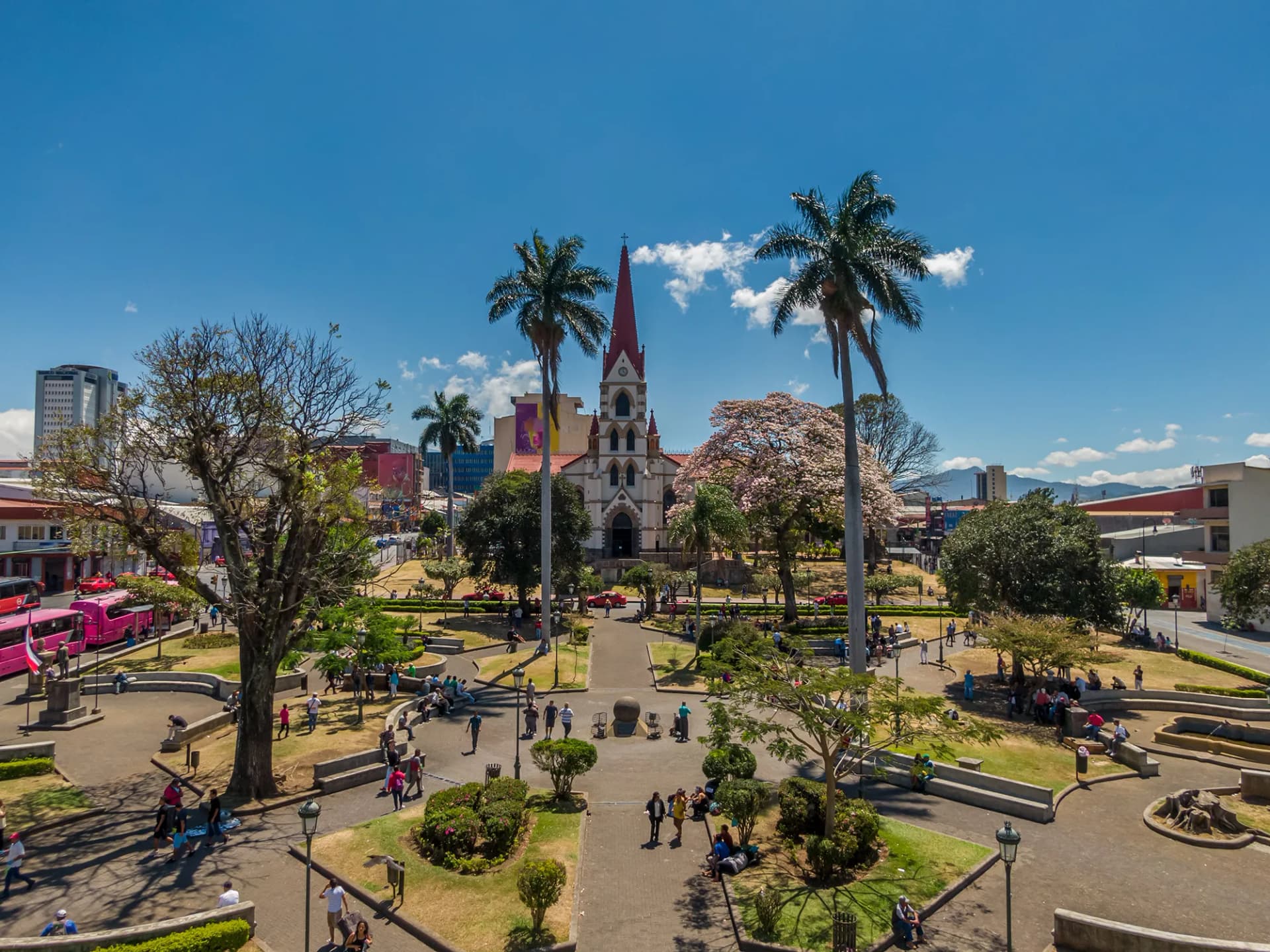 Sentral plass med kirke og palmer i Costa Rica under et språkopphold.