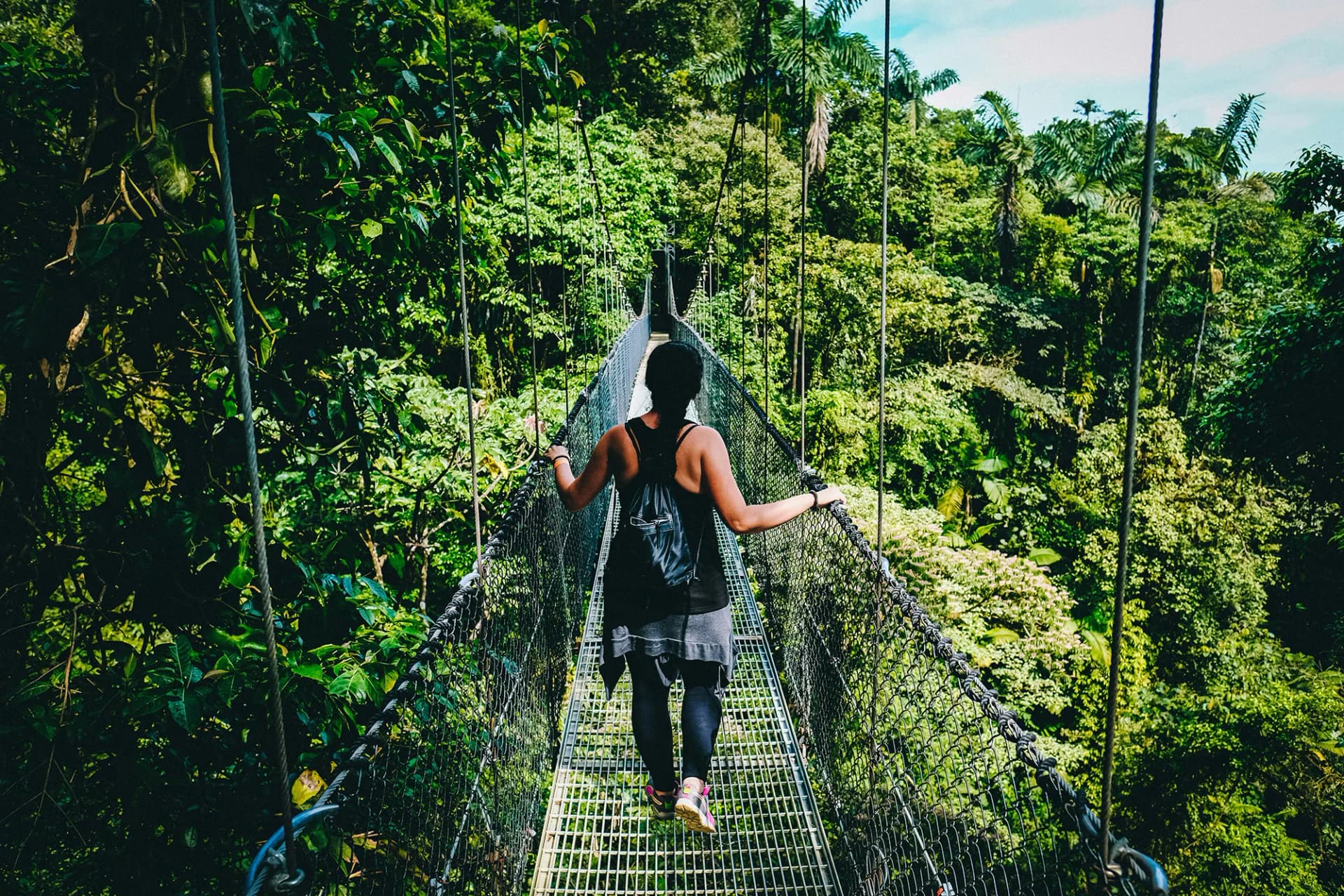 Student på en hengebro i jungelen i Costa Rica under et språkopphold.