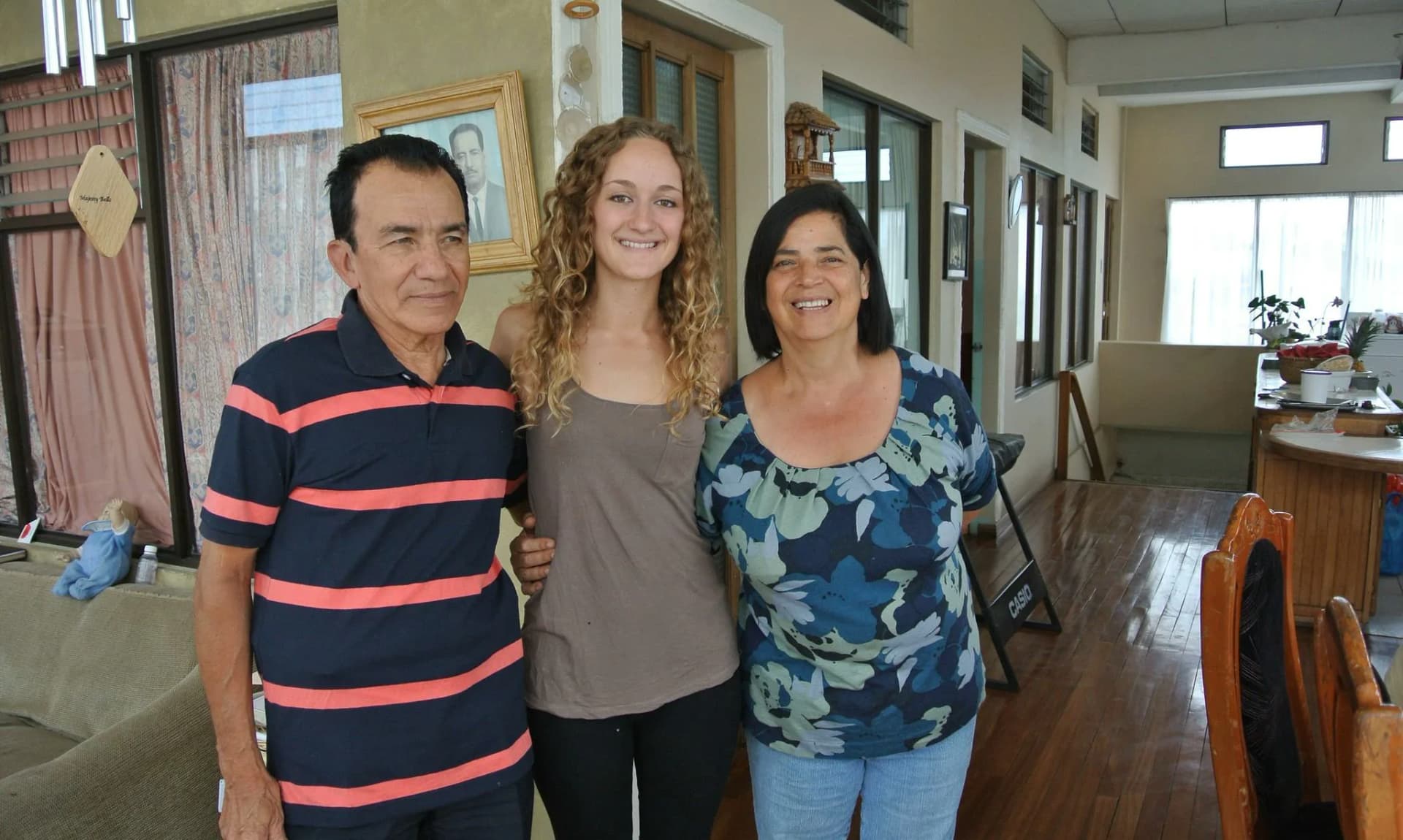 Student sammen med en lokal familie i Costa Rica under et språkopphold hos vertsfamilie.