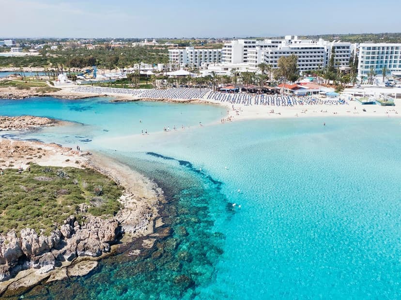 Utsikt over kysten under en språkreise på Kypros med strand og klart vann.